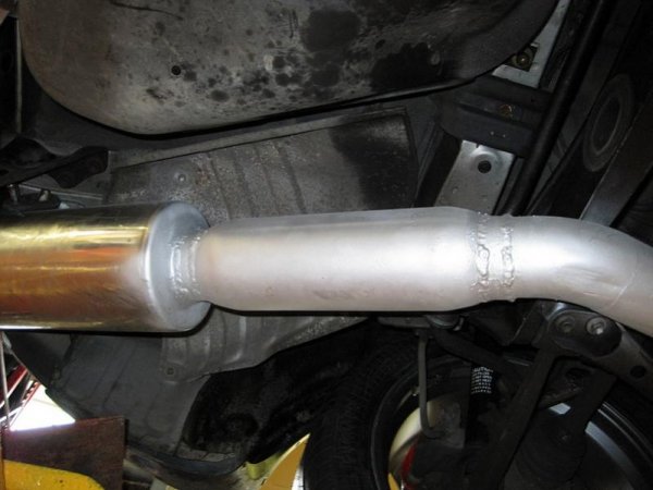 Second Moroso spiraflow muffler, fitted just before resonator box.
These small mufflers fit in almost anywhere, they work harmonically with no restriction to gas flow, and sound a treat too.