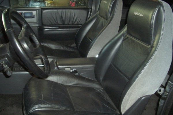 Stock half-leather interior for this '92 model.

The '93 has full leather. Very comfortable seats indeed!