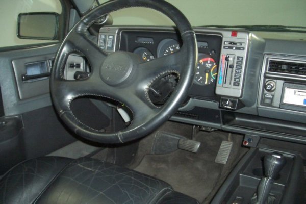 A rather dated dash but tilt-tele wheel, electric mirrors, cruise, aircon, etc.